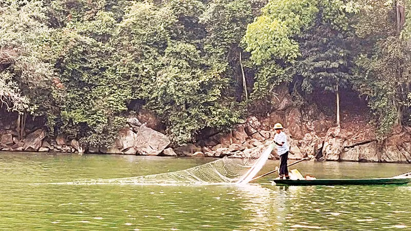 Thả lưới trên hồ Ba Bể.