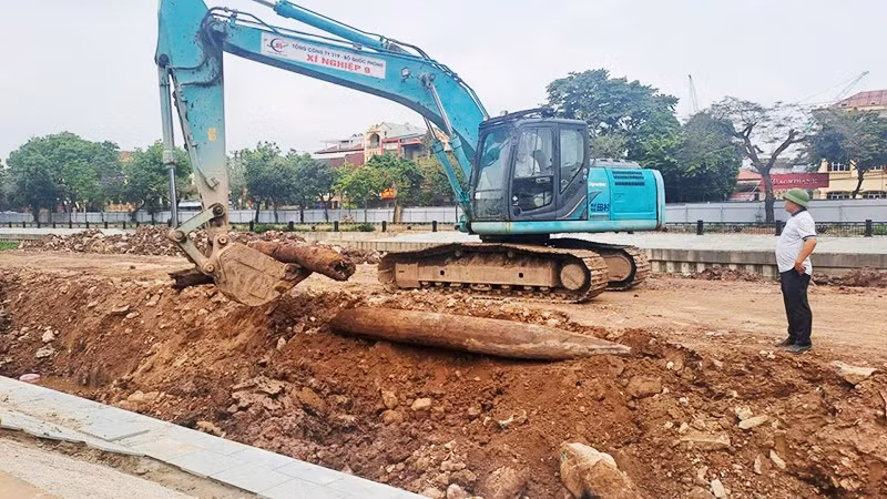 Cọc gỗ bị đưa lên khỏi lòng sông Vân (khu vực gần cầu Chà Là).