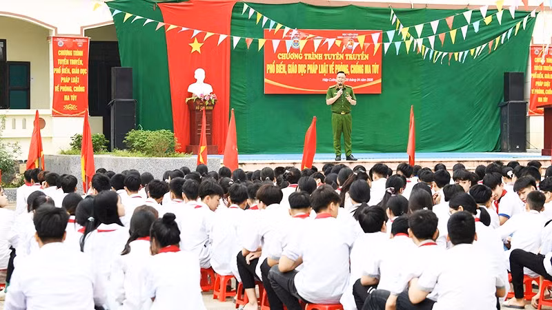 Tuyên truyền phòng, chống ma túy cho học sinh Trường THCS Hiệp Cường (Hưng Yên).