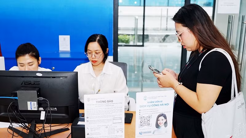 Công nghệ số trợ giúp người dân khi đi làm các thủ tục hành chính. Ảnh: NAM ANH