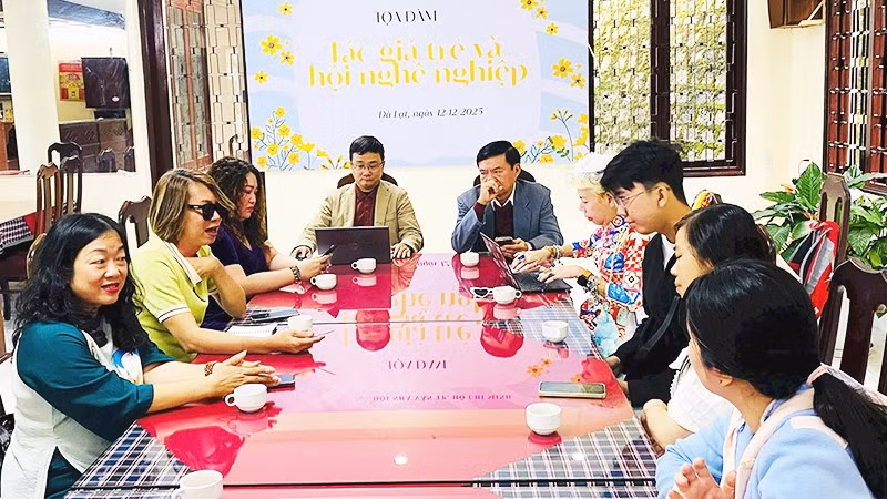 Tọa đàm về cơ hội nghề nghiệp của tác giả trẻ trong kỷ nguyên AI trong trại sáng tác do Hội Nhà văn TP Hồ Chí Minh tổ chức tháng 12/2025.