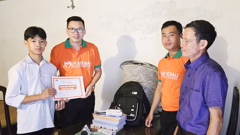 Quỹ đỡ đầu của VNV trợ cấp nuôi dưỡng hàng tháng cho hàng trăm trẻ em khó khăn trên toàn quốc.