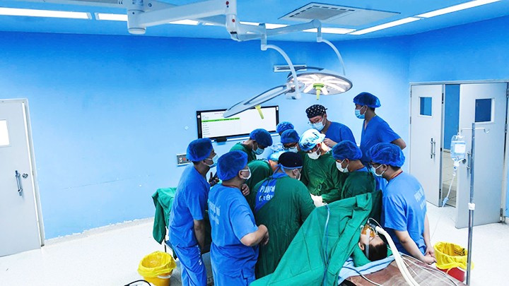 Đoàn chuyên gia của CLB Sala khám, chữa bệnh miễn phí cho người nghèo.