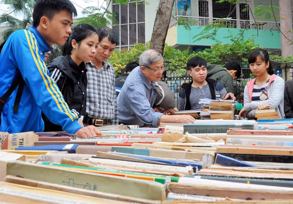 Sách cũ. Ảnh: NAM ANH