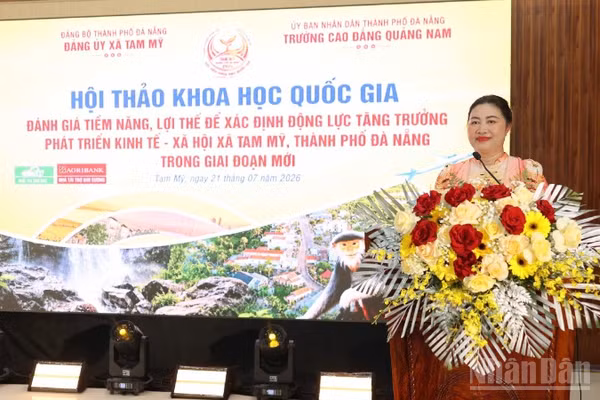 Phó Giáo sư, Tiến sĩ Vũ Thị Phương Anh, Hiệu trưởng Trường cao đẳng Quảng Nam phát biểu tại hội thảo.