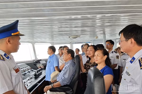 Đoàn cựu học viên khóa 1 Trường Sĩ quan Đặc công thăm tàu Cảnh sát biển.