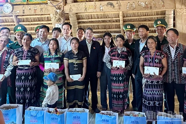 Phó Chủ tịch Quốc hội Nguyễn Đức Hải tặng quà người dân bị thiệt hại do thiên tai tại xã Hùng Sơn.