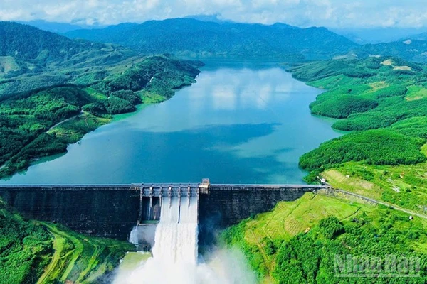 Đập chính Nhà máy Thủy điện Sông Tranh 2 nhìn từ trên cao. (Ảnh: THANH THIÊN)