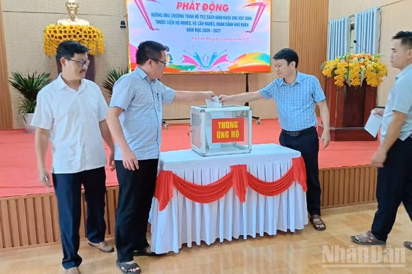 Lãnh đạo xã Sơn Cẩm Hà, thành phố Đà Nẵng, tham gia ủng hộ tại buổi phát động.