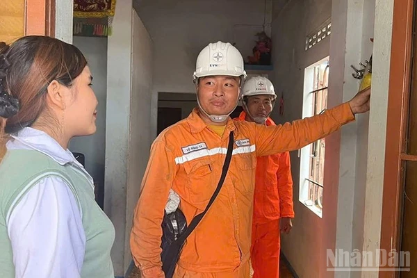 EVNCPC xác định rõ tinh thần “không để người dân chờ điện khi nhà đã được khôi phục”.