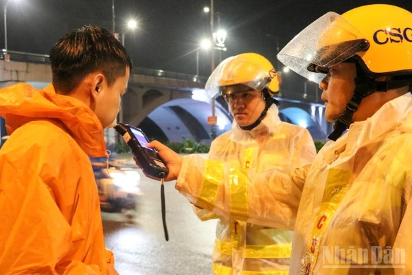 Cảnh sát giao thông thành phố Đà Nẵng tuần tra xuyên đêm bảo đảm an toàn giao thông.