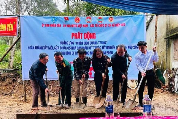 Xã Hiệp Đức và Ban Chỉ huy Phòng thủ khu vực 3 - Trà My tổ chức khởi công sửa chữa, xây dựng nhà mới trên địa bàn.