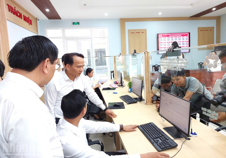 Sở Khoa học và Công nghệ thành phố Đà Nẵng đang phối hợp với các nhà mạng như Viettel và VNPT để khảo sát, xây dựng phương án đầu tư nâng cấp đường truyền từ thành phố đến các xã, phường. (Ảnh: ĐÌNH TĂNG) ndo_bl_xaphuongmoi2.jpg