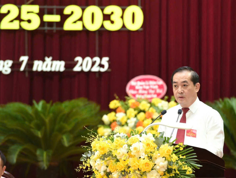 Đồng chí Nguyễn Văn Lư , Bí thư Đảng ủy, Chủ tịch Hội đồng nhân dân phường Thành Vinh trình bày báo cáo chính trị trình Đại hội. z6855305350296-808d7f6b9cd011284690b58e0dc4e9f5.jpg