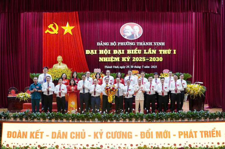 Bí thư Tỉnh ủy Nghệ An Nguyễn Đức Trung tặng hoa chúc mừng Ban Chấp hành Đảng bộ phường Thành Vinh. z6855311067734-2156754e258f6be23df0382096f10b49.jpg