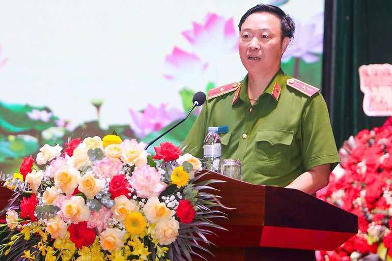 Thiếu tướng Nguyễn Ngọc Cương, Giám đốc Trung tâm Dữ liệu Quốc gia, Phó Chủ tịch Hiệp hội Dữ liệu Quốc gia phát biểu khai mạc chương trình. Thiếu tướng Nguyễn Ngọc Cương, Giám đốc Trung tâm Dữ liệu Quốc gia, Phó Chủ tịch Hiệp hội Dữ liệu Quốc gia phát biểu khai mạc chương trình.