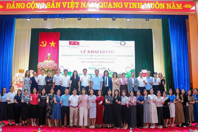 Đại biểu và học viên chụp ảnh lưu niệm tại Lễ Khai giảng. dai-bieu-va-hoc-vien-chup-anh-luu-niem-tai-le-khai-giang.jpg