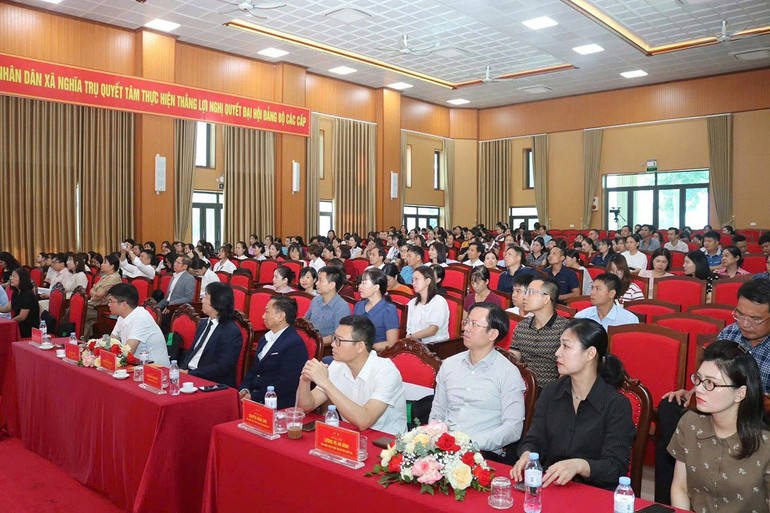 Toàn cảnh Lễ khai giảng với sự tham dự của lãnh đạo địa phương, Hiệp hội Dữ liệu Quốc gia, Tập đoàn Nguyễn Hoàng cùng 200 học viên của khóa học. toan-canh-le-khai-giang-voi-su-tham-du-cua-lanh-dao-dia-phuong-hiep-hoi-du-lieu-quoc-gia-tap-doan-nguyen-hoang-cung-200-hoc-vien-cua-khoa-hoc1.jpg