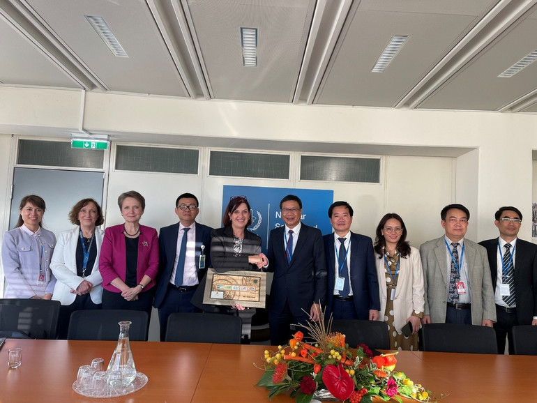 Đoàn Việt Nam chụp ảnh lưu niệm với Phó Tổng Giám đốc IAEA phụ trách lĩnh vực an toàn an ninh hạt nhân, bà Karine Herviou và cán bộ của IAEA. 4.jpg