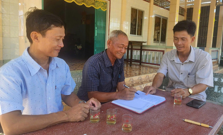 Ông Năm Dậu (giữa) cùng ban lãnh đạo ấp Căn Cứ và xã Vĩnh Phong phân tích vụ việc mâu thuẫn trong nội bộ nhân dân để chuẩn bị đưa ra hòa giải. 2.jpg