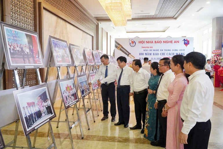 Triển lãm trưng bày gần 200 bức ảnh, là bức tranh khá toàn diện từ lúc sơ khai trước cách mạng, đến lúc ra đời báo chí cách mạng và báo chí Nghệ An qua các thời kỳ. z6721213065489-fb7905a1b733b5ddc1ea612e7dd8ca5c.jpg