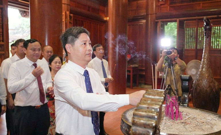Đồng chí Trần Minh Ngọc, Giám đốc Đài Phát thanh và Truyền hình tỉnh Nghệ An, Chủ tịch Hội Nhà báo tỉnh dâng hương tưởng niệm Chủ tịch Hồ Chí Minh. z6700589097980-13cfd70db61cfaf416b291a03f4a2963.jpg