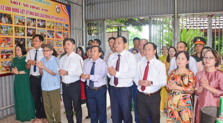 Đoàn đại biểu Hội Nhà báo tỉnh Nghệ An dâng hương tưởng niệm 512 liệt sĩ là các nhà báo, phóng viên đã anh dũng hy sinh trong các cuộc kháng chiến bảo vệ Tổ quốc. z6700527517680-3f28c44531db14308dda06dfeec1de48.jpg