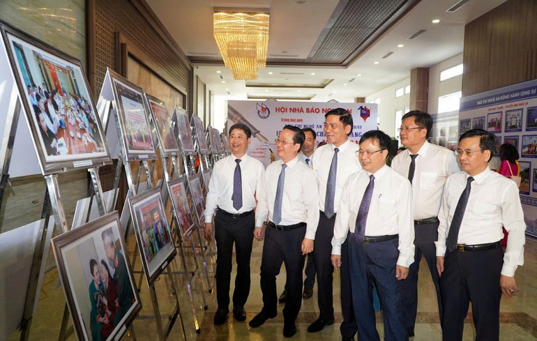 Các đại biểu tham quan không gian trưng bày ảnh. z6721228229689-0ff0c55cc8ff35be1080eeb9e93adbd9.jpg