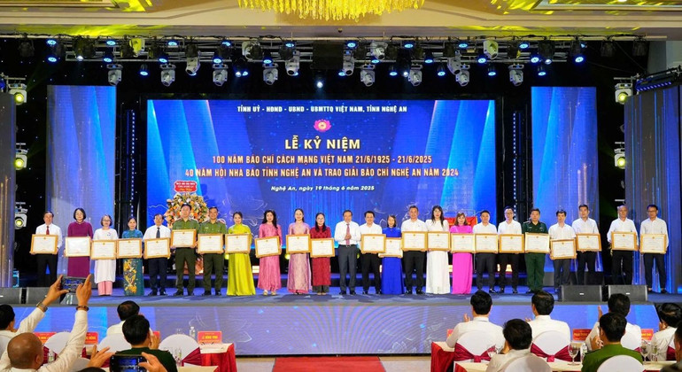 Văn phòng đại diện Báo Nhân Dân tại Nghệ An vinh dự là 1 trong 8 tập thể nhận Bằng khen của Chủ tịch Ủy ban nhân dân tỉnh Nghệ An. z6721980535600-2162849ee87ebd1b2873e2978743ac80.jpg