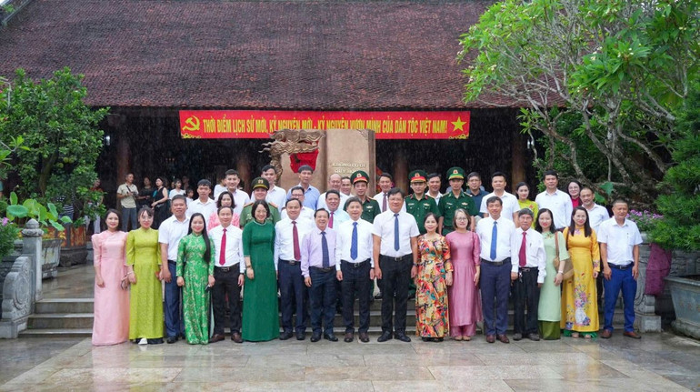 Đoàn đại biểu Hội Nhà báo tỉnh chụp ảnh lưu niệm tại Khu Di tích quốc gia đặc biệt Kim Liên. z6700238664731-a040bfed4fc0e877188c73eaab643d7b.jpg