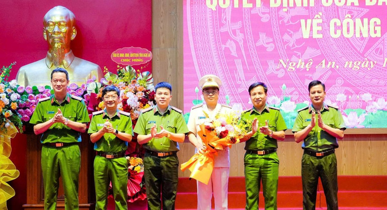 Các đồng chí trong Ban Giám đốc Công an tỉnh Nghệ An tặng hoa chúc mừng đồng chí Đại tá Đinh Việt Dũng, Bí thư Đảng ủy, Giám đốc Công an tỉnh. z6702798487733-c629679cb0e8e64e94ce8d7c52cfa0e9.jpg