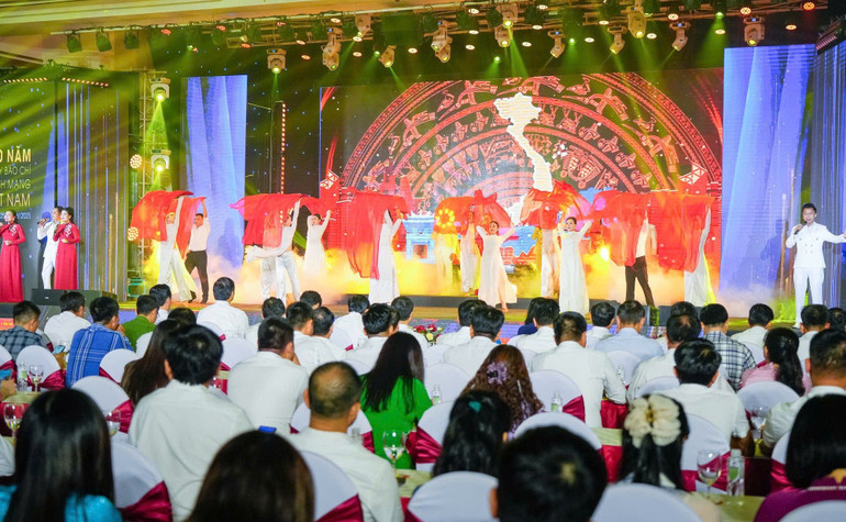 Quang cảnh buổi lễ. z6721974060977-1f9c8ed5bb47804feac077c6c0ff8739.jpg