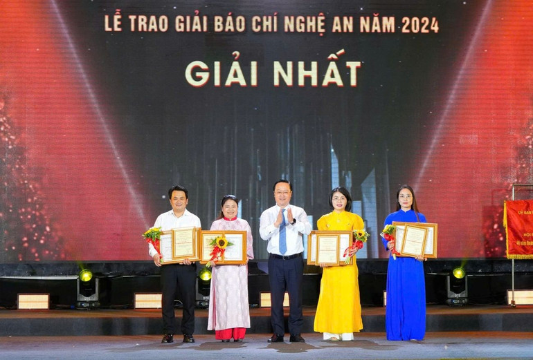 Dịp này, 34 tác phẩm xuất sắc được vinh danh tại Giải Báo chí Nghệ An năm 2024. z6721974468681-019d43691355017df3db822efc395153.jpg