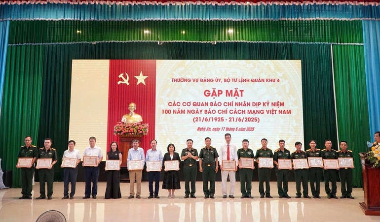 Văn phòng đại diện Báo Nhân Dân tại Nghệ An vinh dự nhận Bằng khen của Bộ Tư lệnh Quân khu 4. z6713691607143-0444364f21532bbe9b121f3b60190c8b.jpg