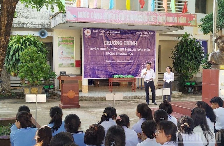 Chương trình sinh hoạt ngoại khoá về tuyên truyền tiết kiệm điện, an toàn điện trong trường học tại Trường trung học cơ sở và trung học phổ thông Phạm Kiệt (Quảng Ngãi). (Ảnh: ĐÌNH TĂNG) ndo_br_tkd-evncpc-qn-2025-truonghoc-1.jpg