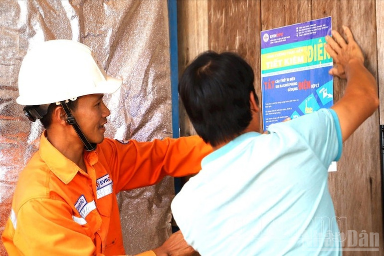 Ngành điện miền trung đẩy mạnh hoạt động tuyên truyền hướng dẫn người dân sử dụng điện tiết kiệm, hiệu quả. (Ảnh: ĐÌNH TĂNG) ndo_br_tkd-2025-evncpc-1.jpg