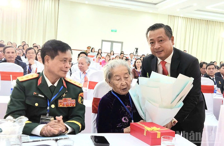 Bí thư Đảng ủy xã Đại Lộc Nguyễn Hảo tặng hoa Mẹ Việt Nam Anh hùng Đoàn Thị Thúy. (Ảnh: ĐÌNH TĂNG) ndo_br_dloc1.jpg
