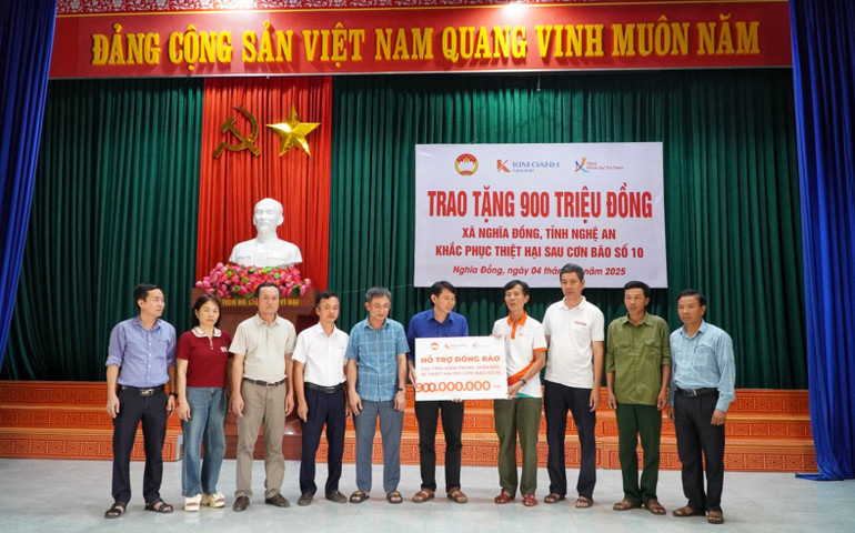 Đại diện Quỹ Khởi sự từ tâm và Văn phòng đại diện Báo Nhân Dân tại Nghệ An trao tặng 900 triệu đồng cho người dân xã Nghĩa Đồng khắc phục thiệt hại sau cơn bão số 10. img-6470.jpg