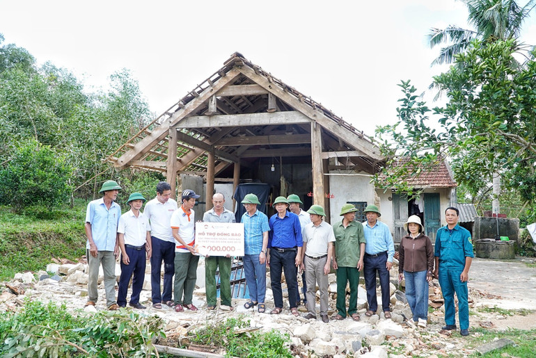 Trao tặng 30 triệu đồng cho hộ gia đình anh Vi Văn Hùng, ở xóm Khe Thần, xã Nghĩa Đồng bị thiệt hại nặng nề sau cơn bão số 10. img-6487.jpg