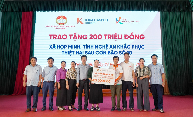 Đại diện Quỹ Khởi sự từ tâm và Văn phòng đại diện Báo Nhân Dân tại Nghệ An trao tặng 200 triệu đồng cho người dân xã Hợp Minh khắc phục thiệt hại sau cơn bão số 10. img-6493.jpg