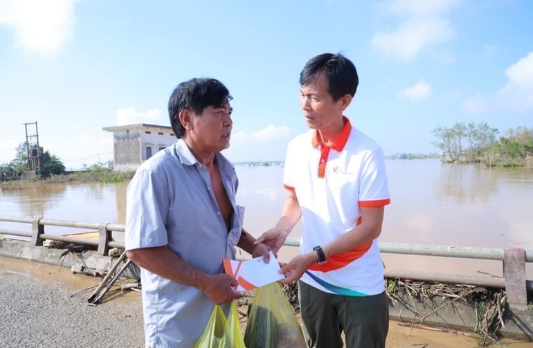 Những món quà kịp thời đến tay người dân để sớm khắc phục hậu quả do mưa bão gây ra. img-6454.jpg