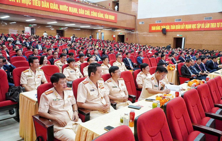 Các đồng chí tham dự đại hội. z7075804562186-bd85142d8d59bee712a9be9dd48ebd71.jpg