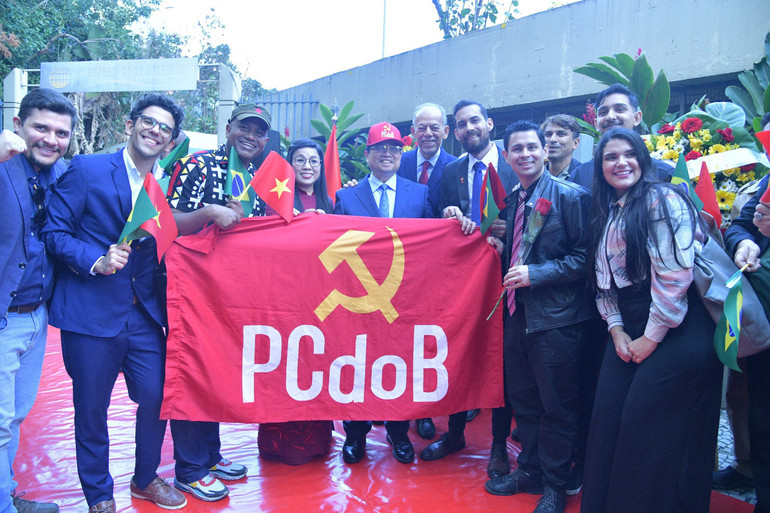 Thủ tướng Phạm Minh Chính và Phu nhân cùng các đại biểu, bạn bè Brazil tại lễ tưởng niệm Chủ tịch Hồ Chí Minh. (Ảnh: Thanh Giang) thutuong.jpg