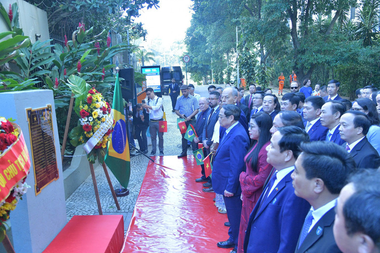 Thủ tướng Chính phủ Phạm Minh Chính chỉnh hoa chuẩn bị thực hiện nghi thức dâng hoa tưởng niệm Chủ tịch Hồ Chí Minh tại Rio de Janeiro (Ảnh: Thanh Giang). Thủ tướng Chính phủ Phạm Minh Chính chỉnh hoa chuẩn bị thực hiện nghi thức dâng hoa tưởng niệm Chủ tịch Hồ Chí Minh tại Rio de Janeiro (Ảnh: Thanh Giang).