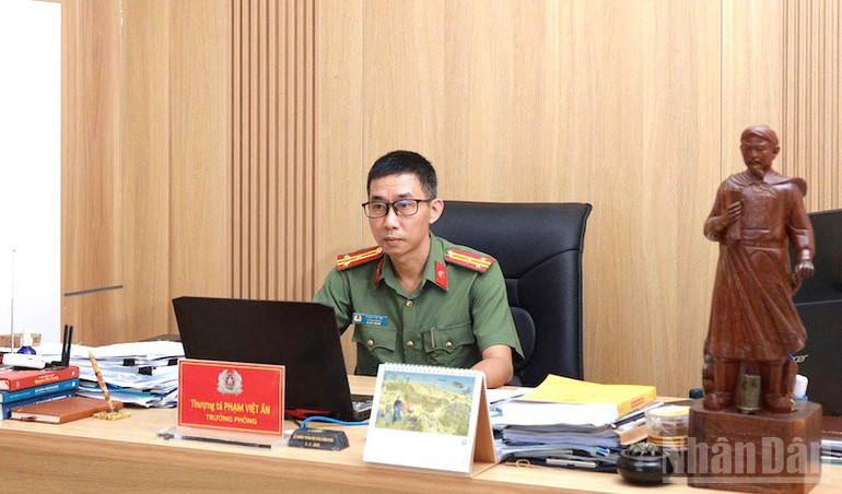 Điều đáng trân quý ở Thượng tá Phạm Việt Ân không chỉ là bản lĩnh nghiệp vụ, sự dấn thân trong công việc hay tư duy đổi mới mà còn là thái độ làm việc tận tụy, khiêm nhường và trách nhiệm cao với Đảng, với nhân dân. (Ảnh: ĐÌNH TĂNG) ndo_br_anhan3.jpg