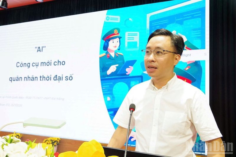 Chuyên gia mạng lưới đổi mới sáng tạo Việt Nam, Phó Giám đốc Công nghệ thông VNPT Đà Nẵng giới thiệu chuyên đề: Nhận diện thời đại-Trí tuệ nhân tạo (AI). (Ảnh: KHẮC TÂM) ndo_br_372-1.jpg