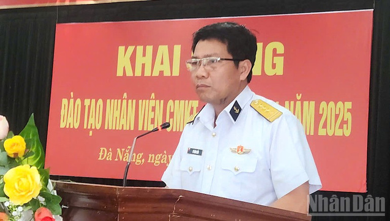 Đại tá Vũ Đình Hiển, Ủy viên Ban Thường vụ Đảng ủy, Phó Tư lệnh, Tham mưu trưởng Vùng 3 Hải quân phát biểu chỉ đạo tại lễ khai giảng. (Ảnh: ĐÌNH TĂNG) ndo_br_dthienvung3hq.jpg