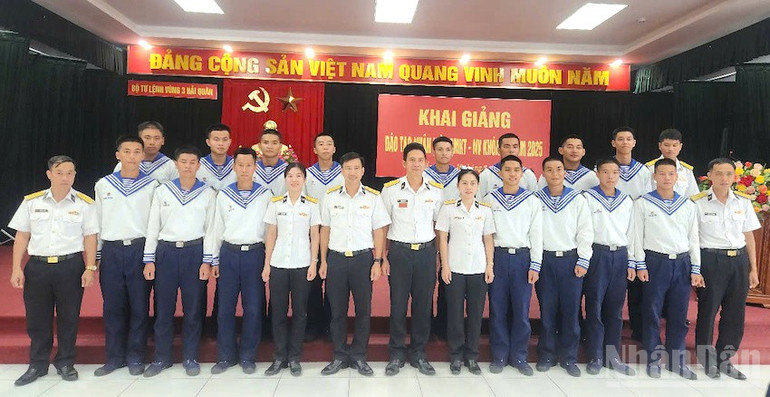 Đại diện lãnh đạo, giáo viên, trợ giáo của Trung tâm huấn luyện chuyên môn kỹ thuật-nghiệp vụ Vùng 3 Hải quân và các học viên chụp hình lưu niệm. (Ảnh: ĐÌNH TĂNG) ndo_br_v3hq1.jpg