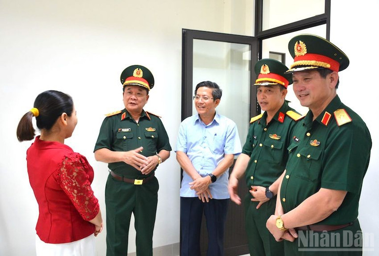 Thượng tướng Hoàng Xuân Chiến trò chuyện cùng lãnh đạo thị xã Điện Bàn. (Ảnh: ĐÌNH TĂNG) ndo_br_3.jpg