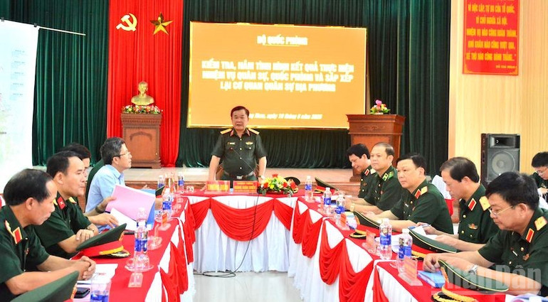 Thượng tướng Hoàng Xuân Chiến phát biểu tại buổi làm việc với Ban Chỉ huy Quân sự thị xã Điện Bàn. (Ảnh: ĐÌNH TĂNG) ndo_br_4.jpg